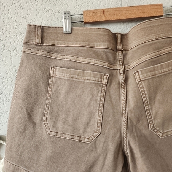 Spanx Twill Pull On Stretch Shorts Khaki Brown Comfort Slimming Casual XL - Picture 8 of 11